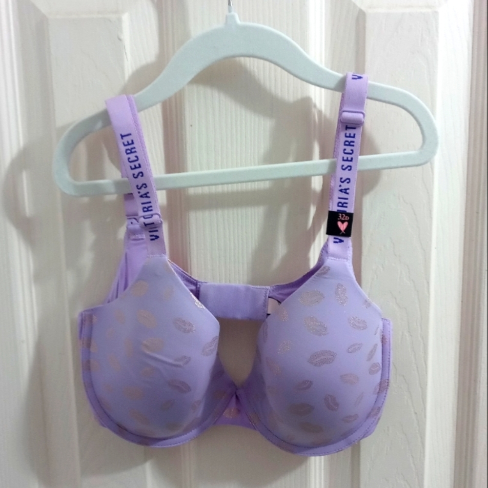 Victoria Secret T-shirt Lightly Lined Demi Lips Pattern Bra Size 32D NWOT